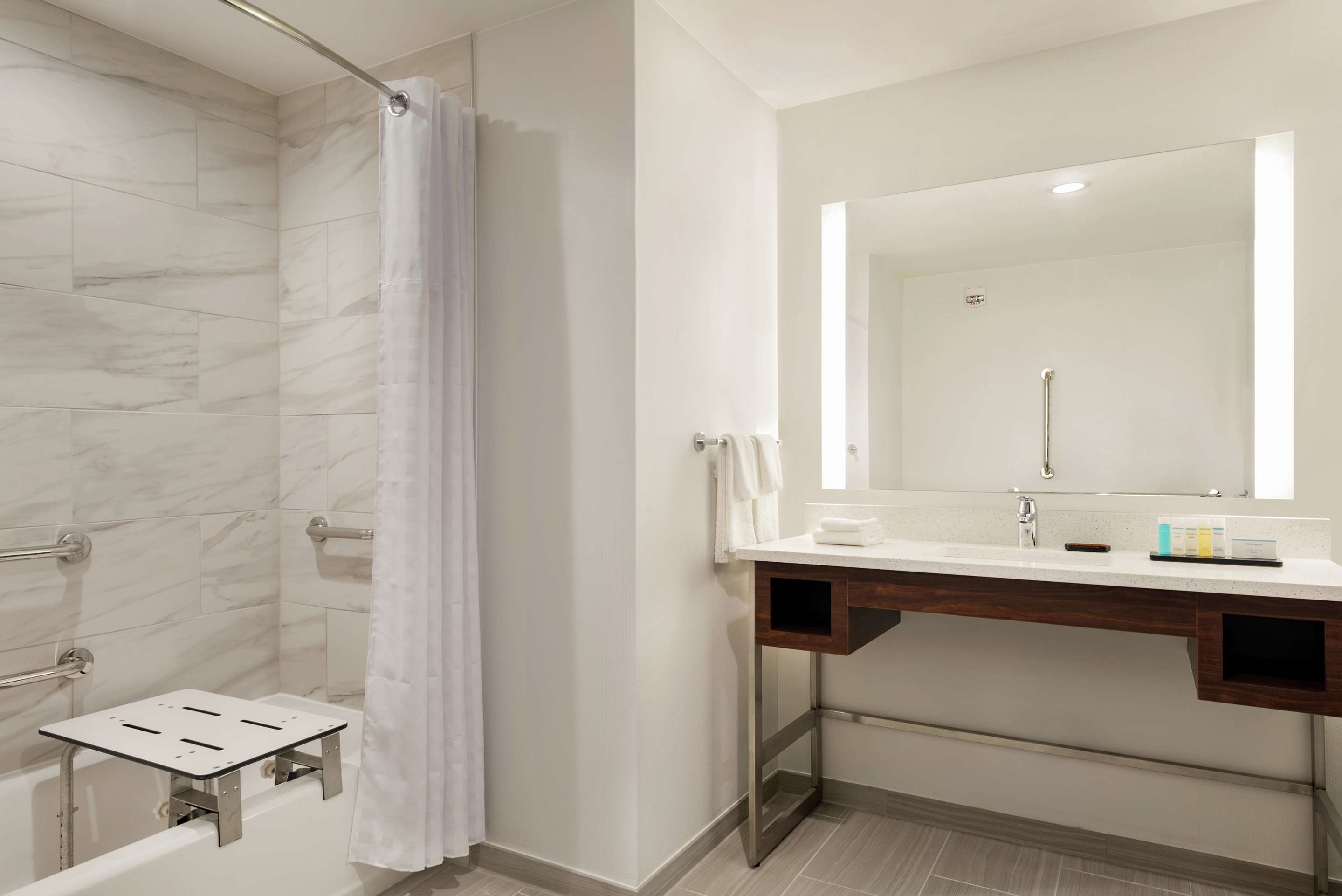 Guest room bath