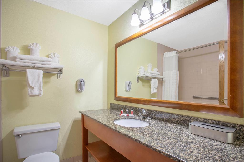 BAYMONT BY WYNDHAM MARION-guestroom-Guest Room,Bathroom,Accessibility,On-Site.jpg