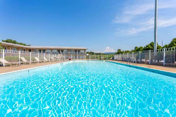 Pool - Days Inn Breezewood - I-70, Exit 147