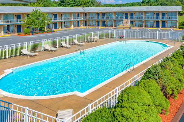 Pool - Days Inn Breezewood - I-70, Exit 147