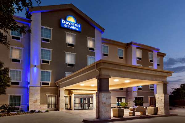 Exterior view - Days Inn & Suites AT&T Center San Antonio - I-10, Exit 579