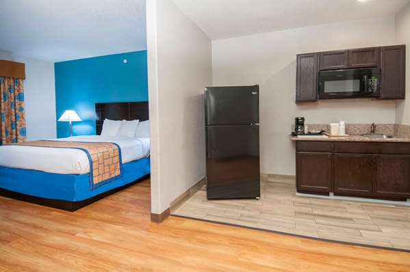 Suite - Days Inn & Suites AT&T Center San Antonio - I-10, Exit 579