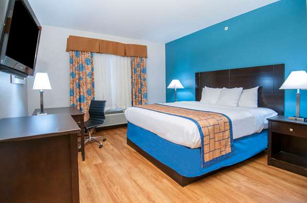 Suite - Days Inn & Suites AT&T Center San Antonio - I-10, Exit 579