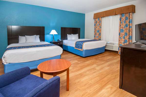 Suite - Days Inn & Suites AT&T Center San Antonio - I-10, Exit 579