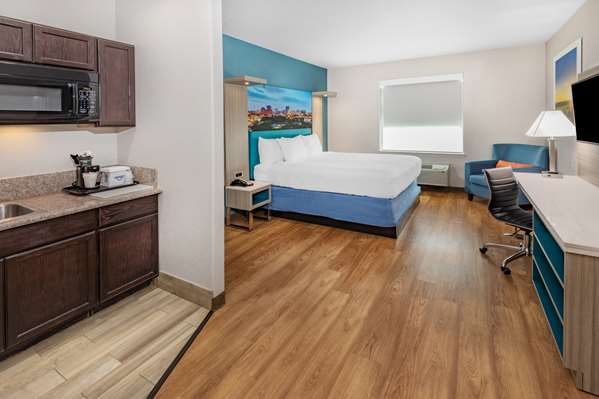  - Days Inn & Suites AT&T Center San Antonio - I-10, Exit 579