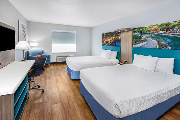  - Days Inn & Suites AT&T Center San Antonio - I-10, Exit 579