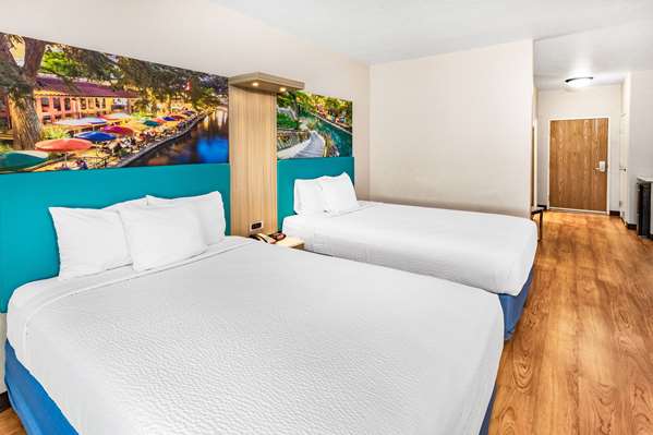  - Days Inn & Suites AT&T Center San Antonio - I-10, Exit 579