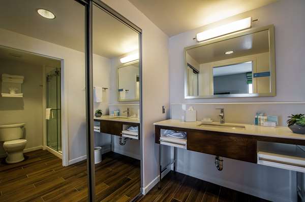  - Hampton Suites Foxborough - I-95, Exit 13A