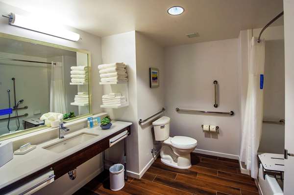  - Hampton Suites Foxborough - I-95, Exit 13A