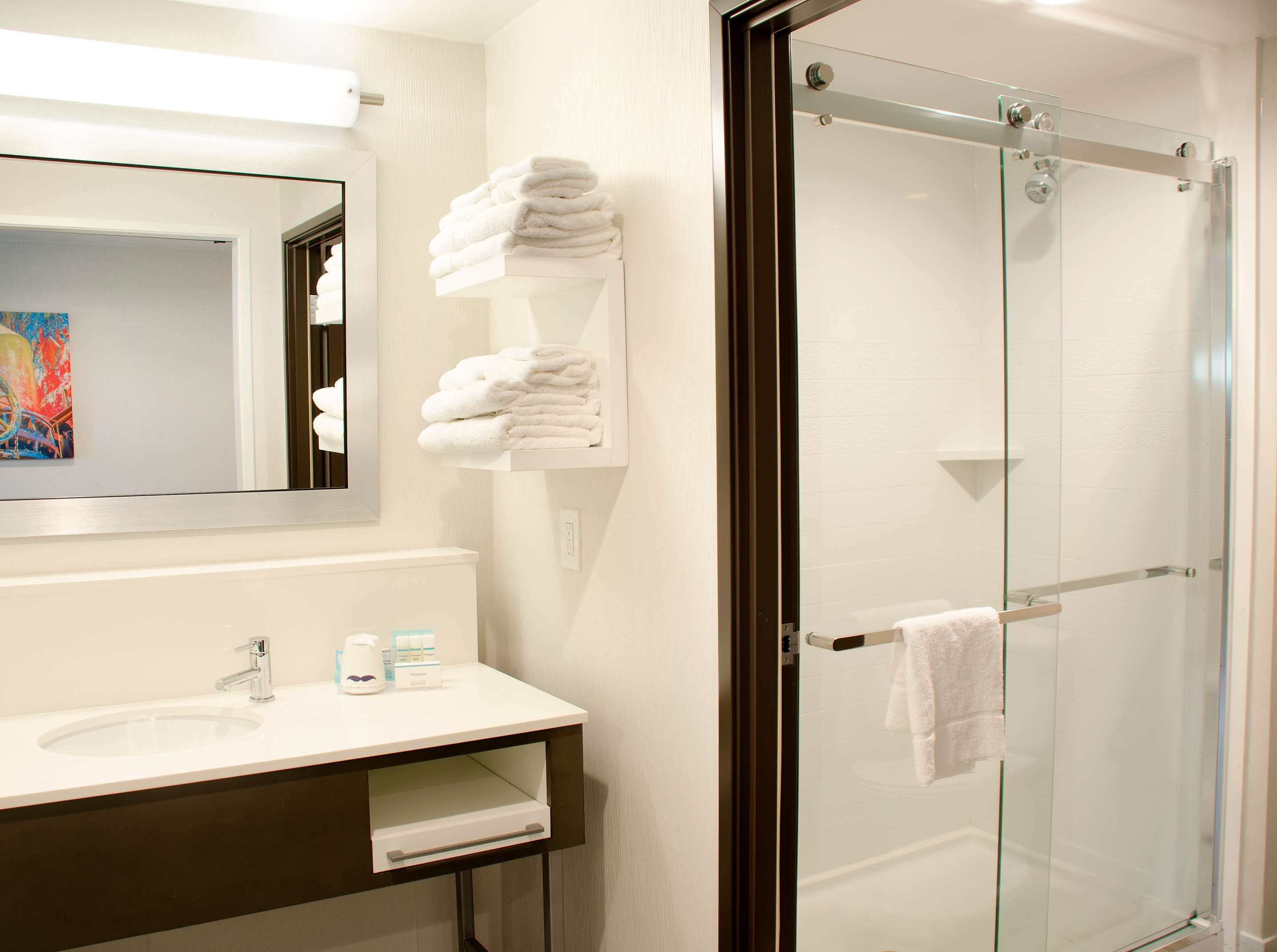 Guest room bath