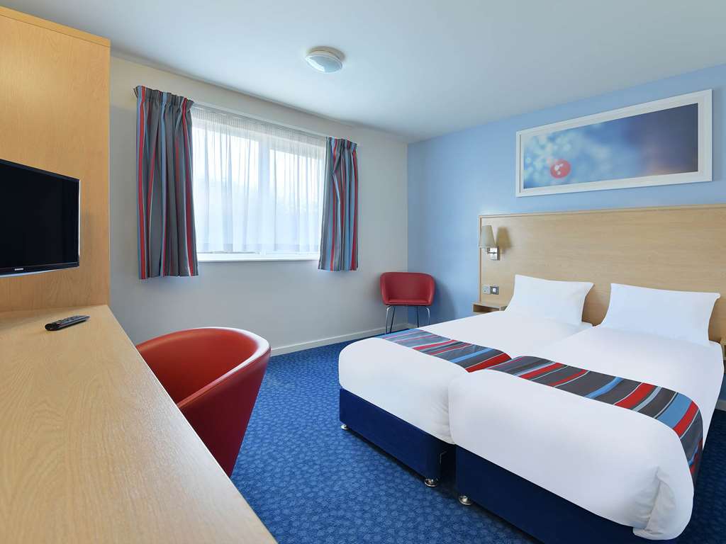 TRAVELODGE BASILDON-guestroom-Guest Room,On-Site.jpg