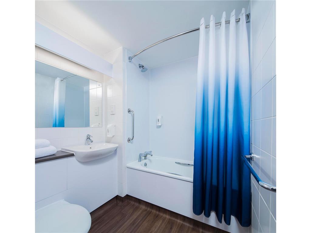 TRAVELODGE BASINGSTOKE-guestroom-Guest Room,Bathroom,On-Site.jpg