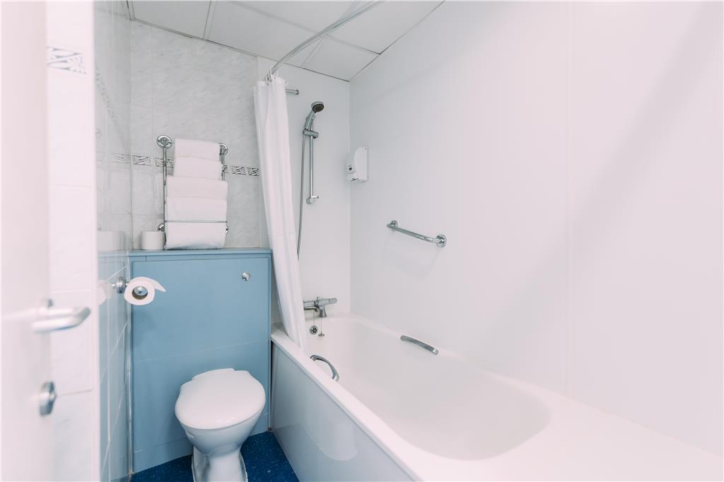 TRAVELODGE BELFAST CENTRAL-guestroom-Guest Room,Bathroom,On-Site.jpg
