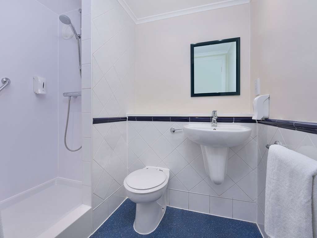 TRAVELODGE BIRMINGHAM KINGSWINFORD-guestroom-Guest Room,Bathroom,Suite,On-Site.jpg