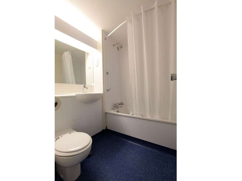 TRAVELODGE CARLISLE M6-guestroom-Guest Room,Bathroom,On-Site.jpg