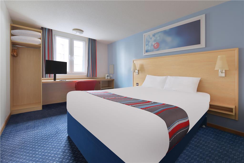 TRAVELODGE CARLISLE M6-guestroom-Guest Room,On-Site.jpg