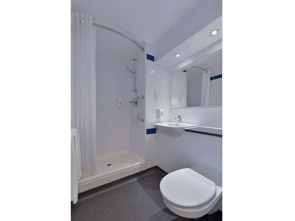 TRAVELODGE GLENROTHES-guestroom-Guest Room,Bathroom,Suite,On-Site.jpg