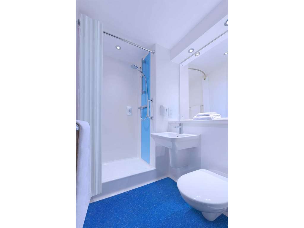 TRAVELODGE HAVERHILL-guestroom-Guest Room,Bathroom,On-Site.jpg