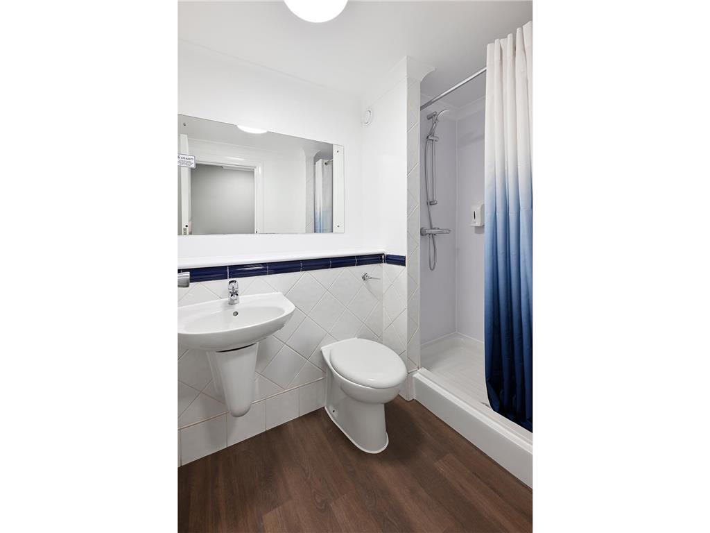 TRAVELODGE LONDON CHIGWELL-guestroom-Guest Room,Bathroom,On-Site.jpg