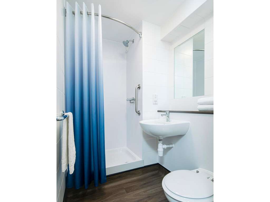 TRAVELODGE LONDON CITY AIRPORT-guestroom-Guest Room,Bathroom,On-Site.jpg