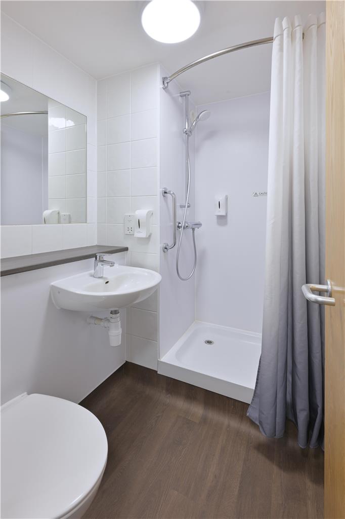 TRAVELODGE LONDON FELTHAM-guestroom-Guest Room,Bathroom,On-Site.jpg