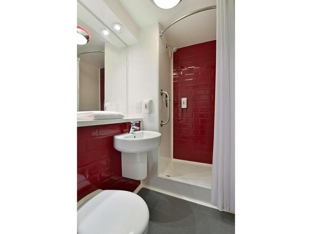 TRAVELODGE LOWESTOFT-guestroom-Guest Room,Bathroom,On-Site.jpg