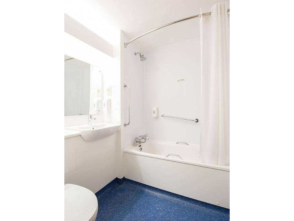 TRAVELODGE LUDLOW WOOFFERTON-guestroom-Guest Room,Bathroom,On-Site.jpg
