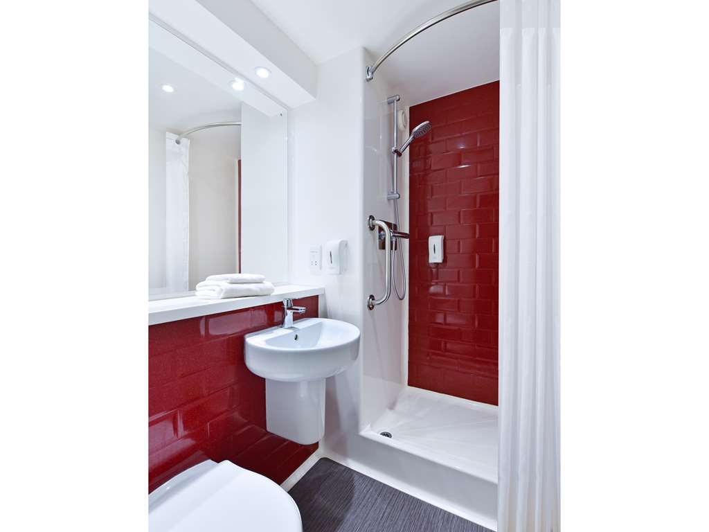 TRAVELODGE MANCHESTER SALFORD QUAYS-guestroom-Guest Room,Bathroom,On-Site.jpg