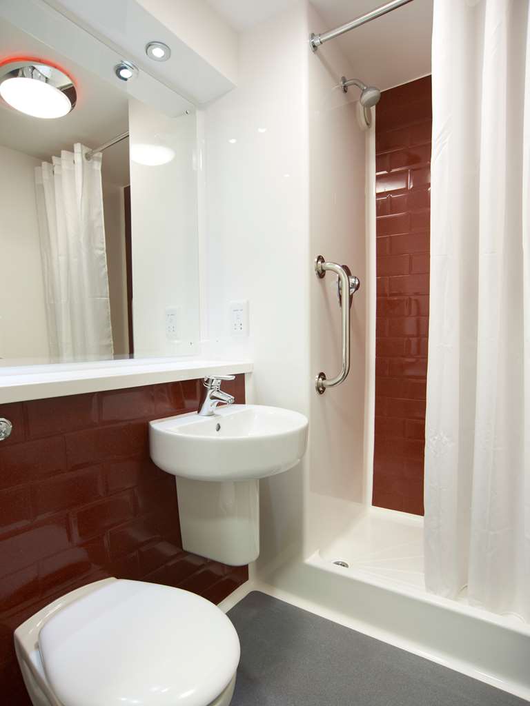 TRAVELODGE MIDDLESBROUGH-guestroom-Guest Room,Bathroom,Suite,On-Site.jpg