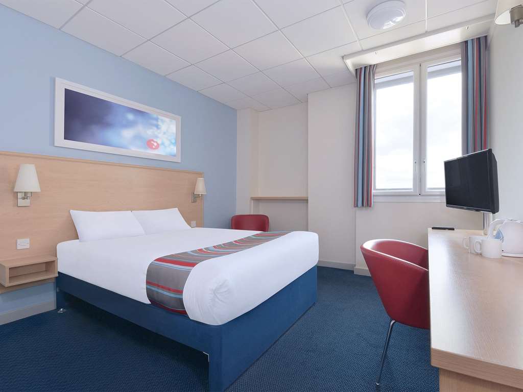 TRAVELODGE NUNEATON-guestroom-Guest Room,On-Site.jpg