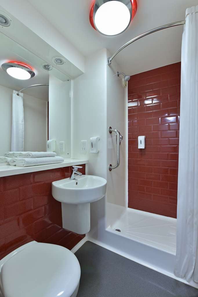 TRAVELODGE PAIGNTON SEAFRONT-guestroom-Guest Room,Bathroom,On-Site.jpg