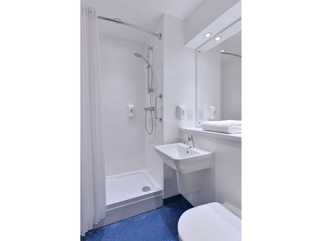 TRAVELODGE PERTH A9-guestroom-Guest Room,Bathroom,Suite,On-Site.jpg