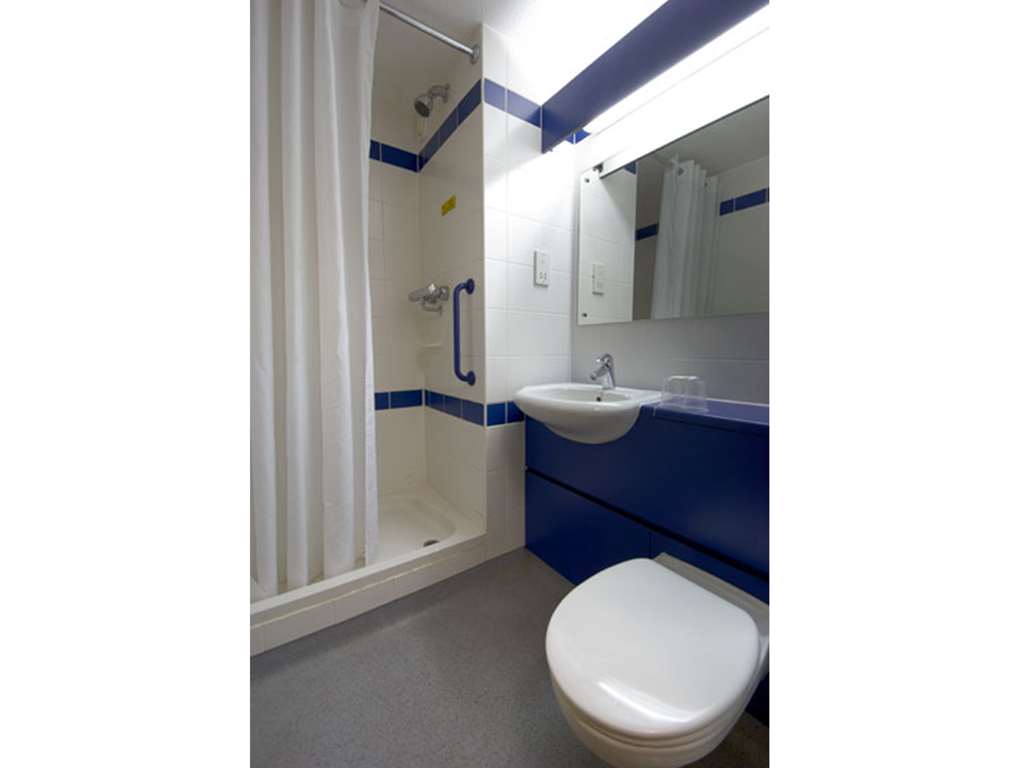 TRAVELODGE PETERBOROUGH EYE GREEN-guestroom-Guest Room,Bathroom,Suite,On-Site.jpg