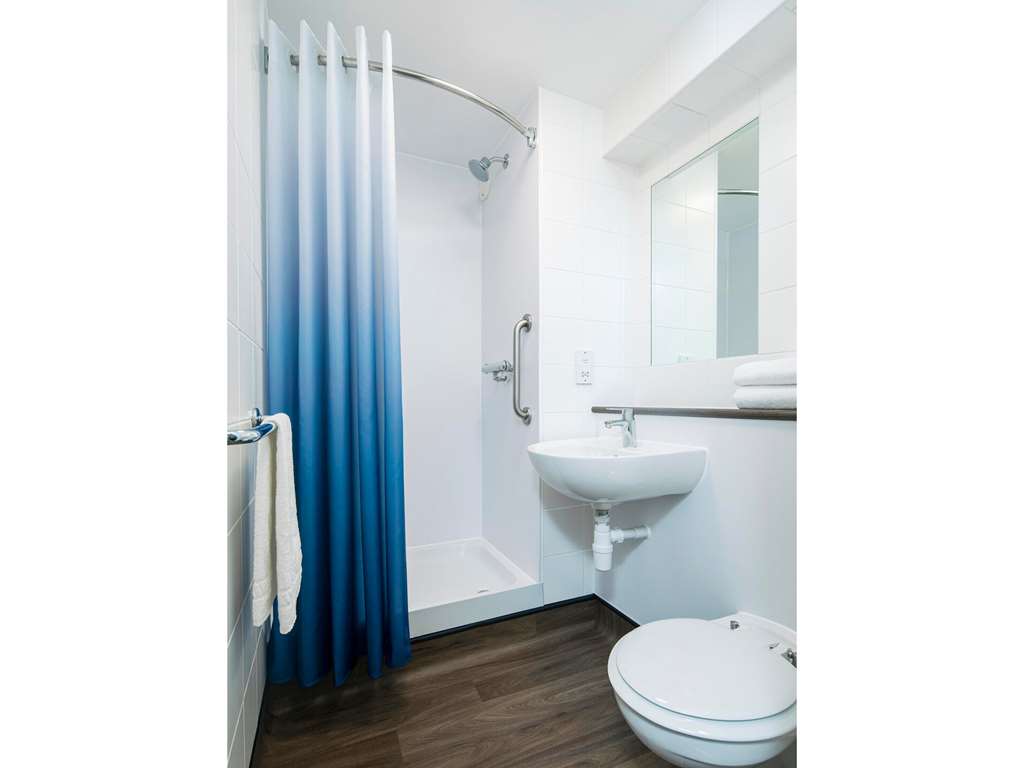 TRAVELODGE RINGWOOD-guestroom-Guest Room,Bathroom,On-Site.jpg