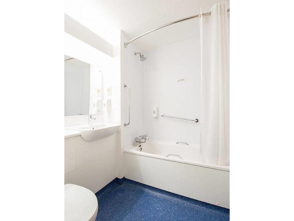 TRAVELODGE TIVERTON-guestroom-Guest Room,Bathroom,On-Site.jpg