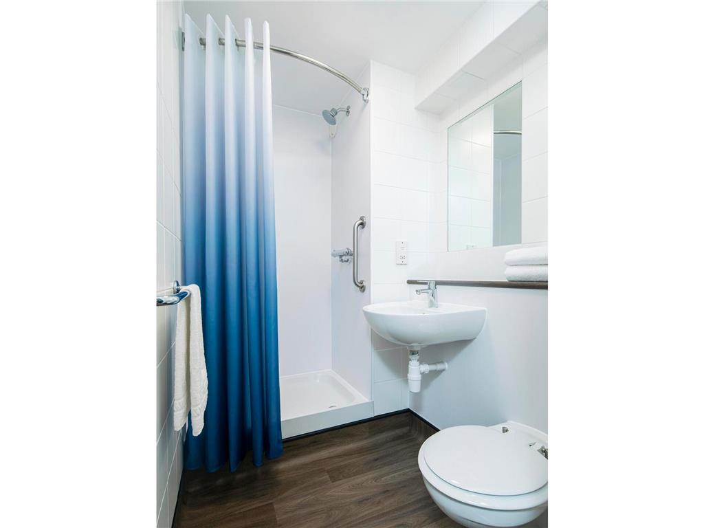 TRAVELODGE WARRINGTON-guestroom-Guest Room,Bathroom,On-Site.jpg