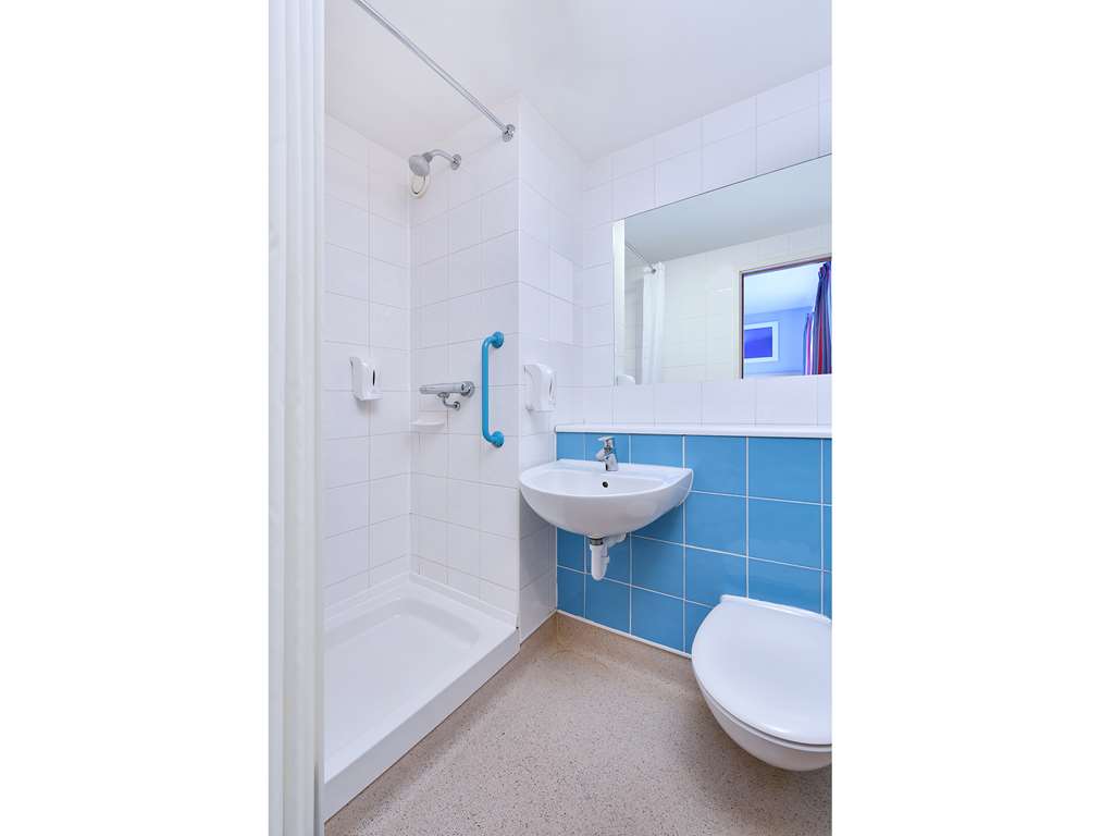 TRAVELODGE WORCESTER-guestroom-Guest Room,Bathroom,Suite,On-Site.jpg