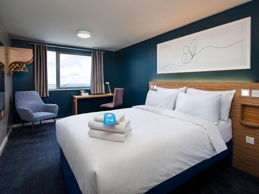 TRAVELODGE YORK CENTRAL LAYERTHORPE-guestroom-Guest Room,On-Site.jpg