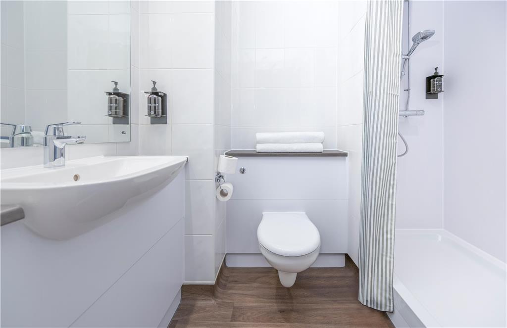 TRAVELODGE PLUS YORK MICKLEGATE-guestroom-Guest Room,Bathroom,On-Site.jpg