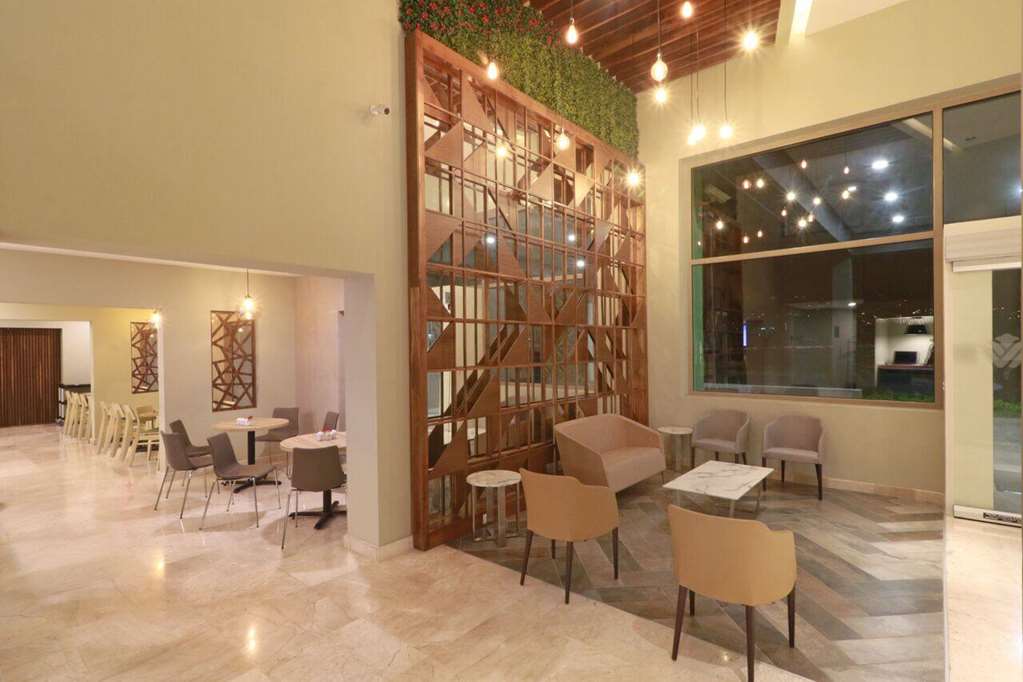 WYNDHAM GARDEN MONTERREY VALLE REAL-guestroom-Sitting area,On-Site.jpg