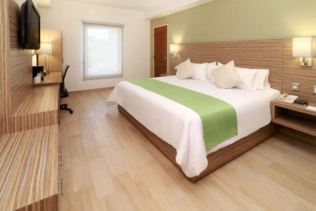 WYNDHAM GARDEN MONTERREY VALLE REAL-guestroom-Guest Room,King bed,On-Site.jpg