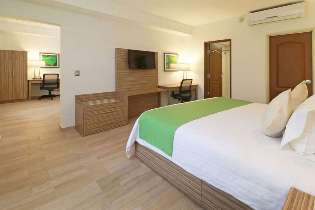 WYNDHAM GARDEN MONTERREY VALLE REAL-guestroom-Guest Room,Suite,On-Site.jpg