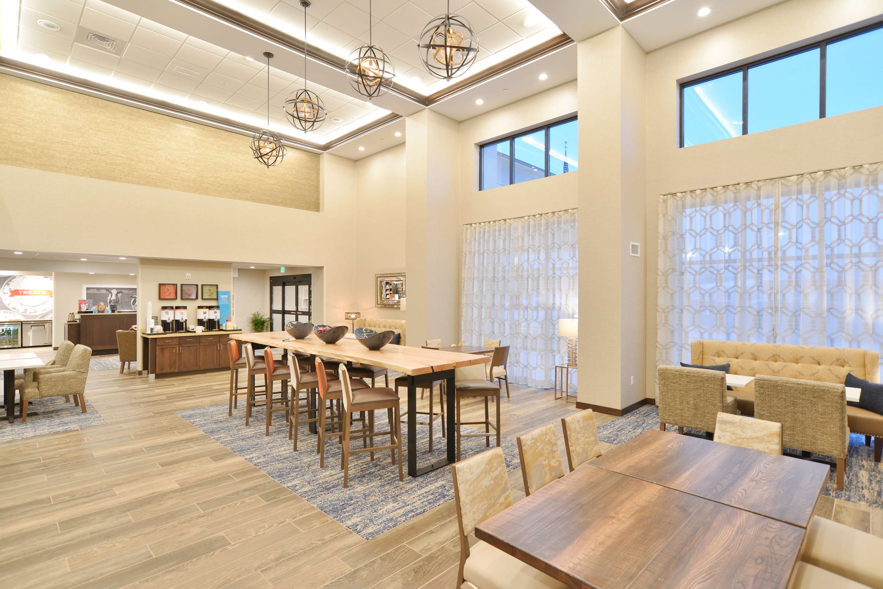 Lobby | Hampton Inn & Suites Menomonie-UW Stout