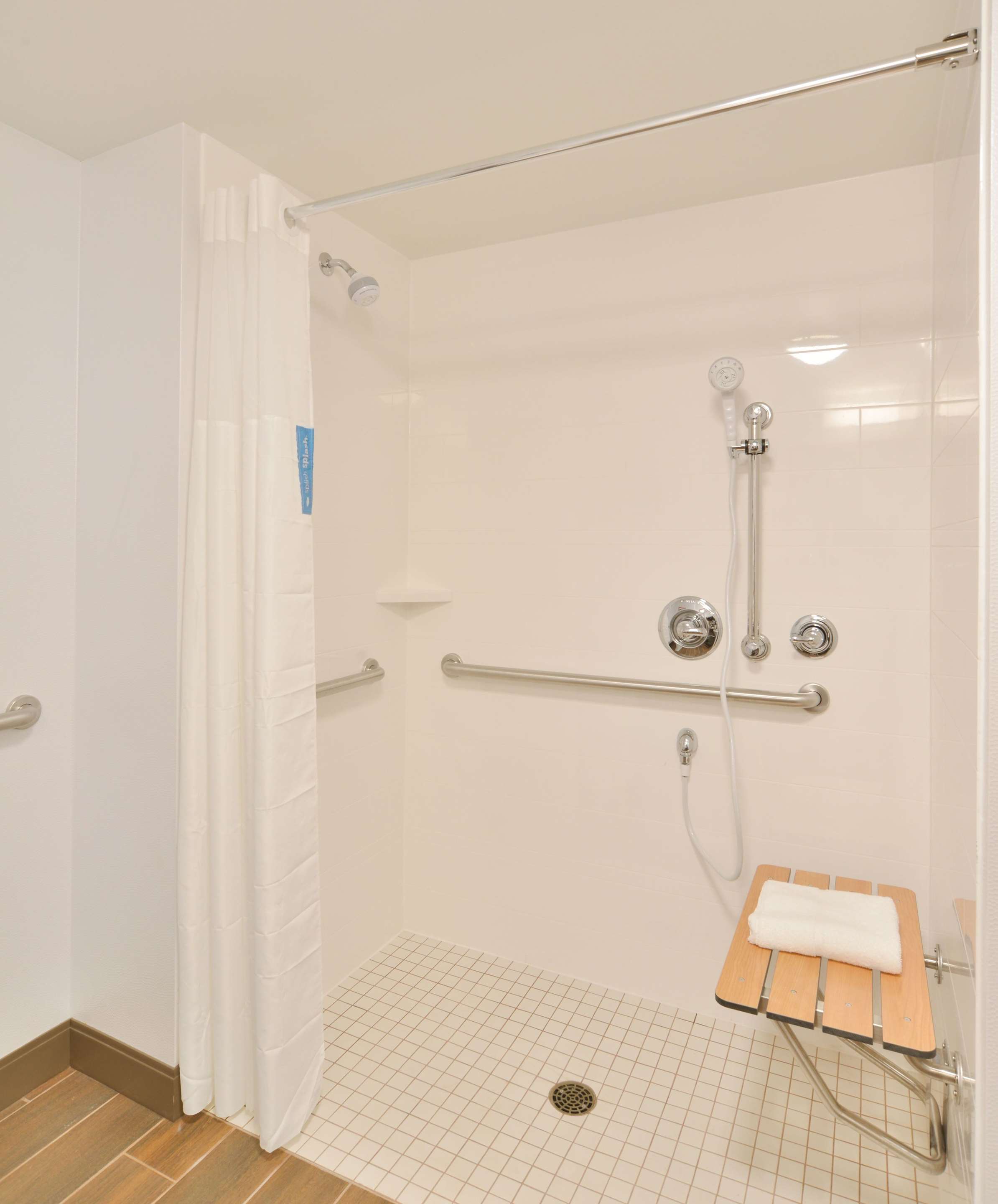 Guest room bath