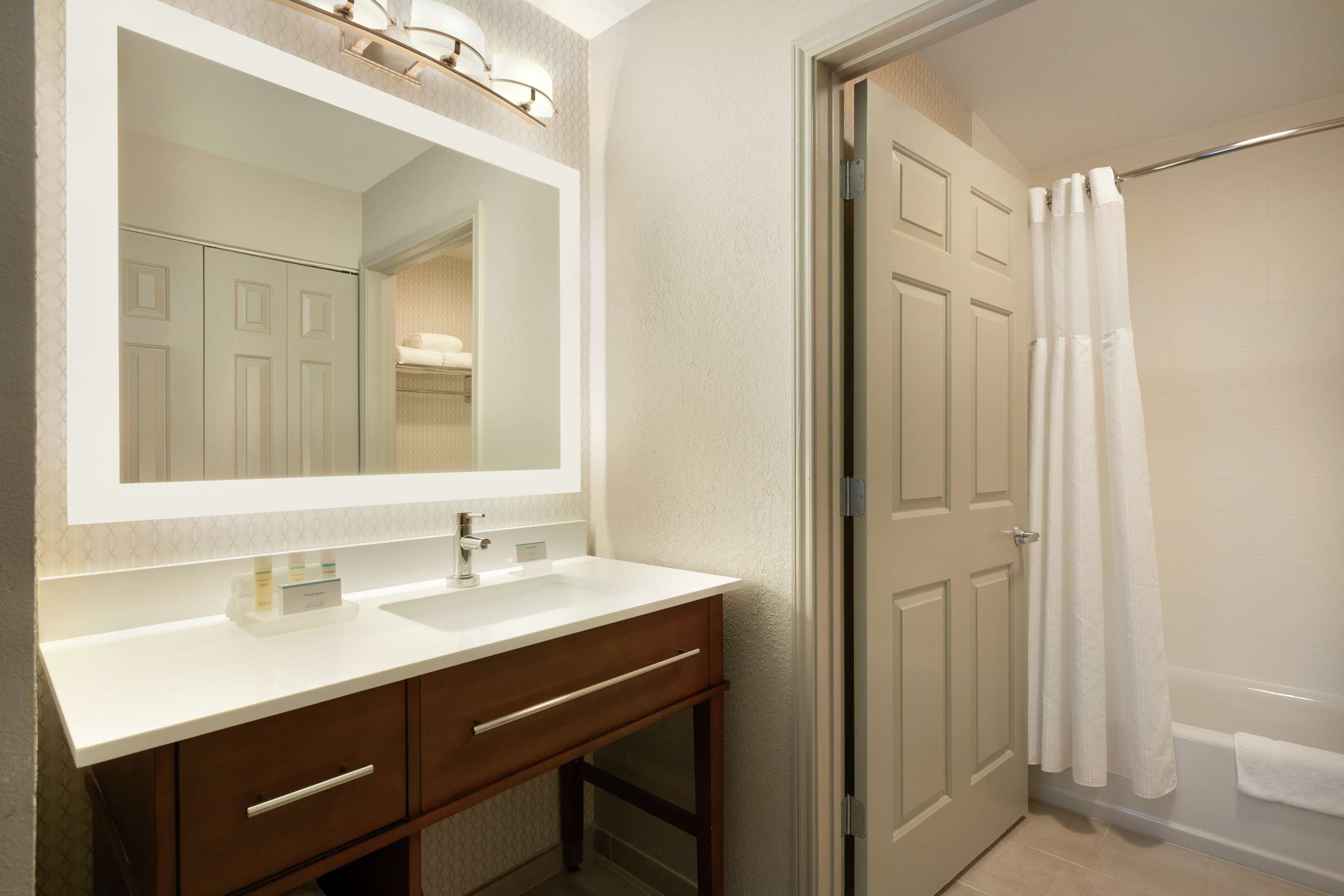 1 King Bed 1 Queen Bed 2 Bedrooms Suite