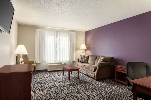 Suite - Baymont Inn & Suites Northeast Springfield - I-44, Exit 80