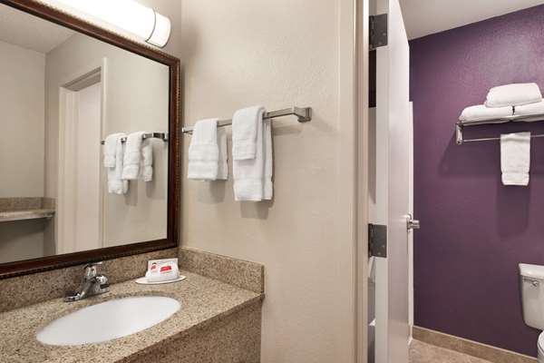  - Baymont Inn & Suites Northeast Springfield - I-44, Exit 80