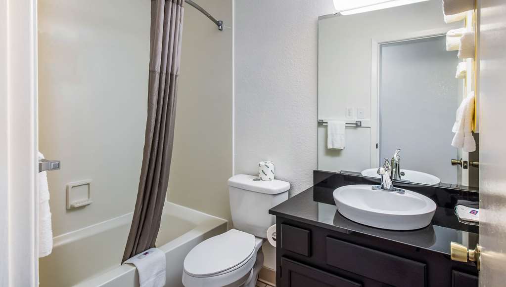 MOTEL 6 HOT SPRINGS, AR-guestroom-Guest Room,Bathroom,On-Site.jpg