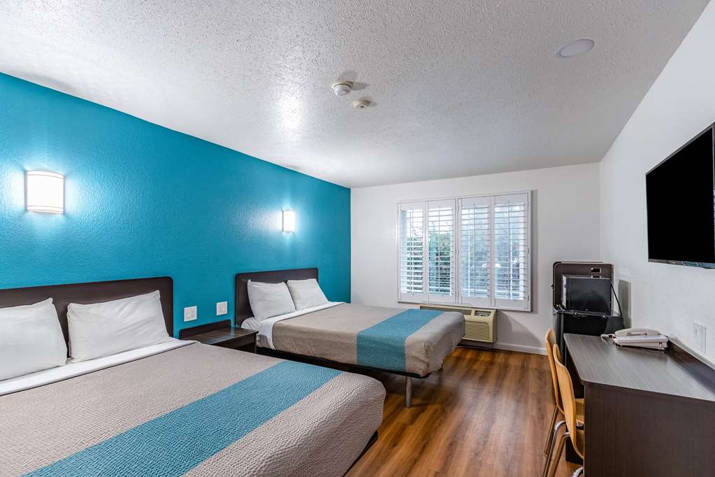 MOTEL 6 FOUNTAIN VALLEY, CA-guestroom-Guest Room,Bed,Queen bed,Guest Room Amenity,TV and multimedia,Accessibility,On-Site,Furnishings,Double Room.jpg