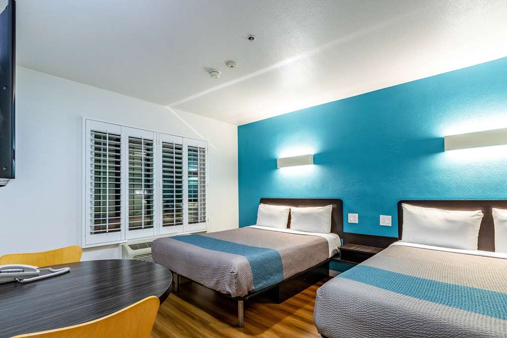 MOTEL 6 FOUNTAIN VALLEY, CA-guestroom-Guest Room,Bed,Queen bed,Suite,On-Site,Furnishings,Double Room.jpg